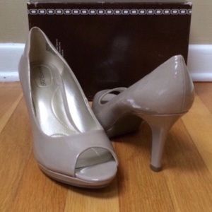 BANDOLINO Supermodel Platform Peep Toe Vegan Patent Pumps Size 10